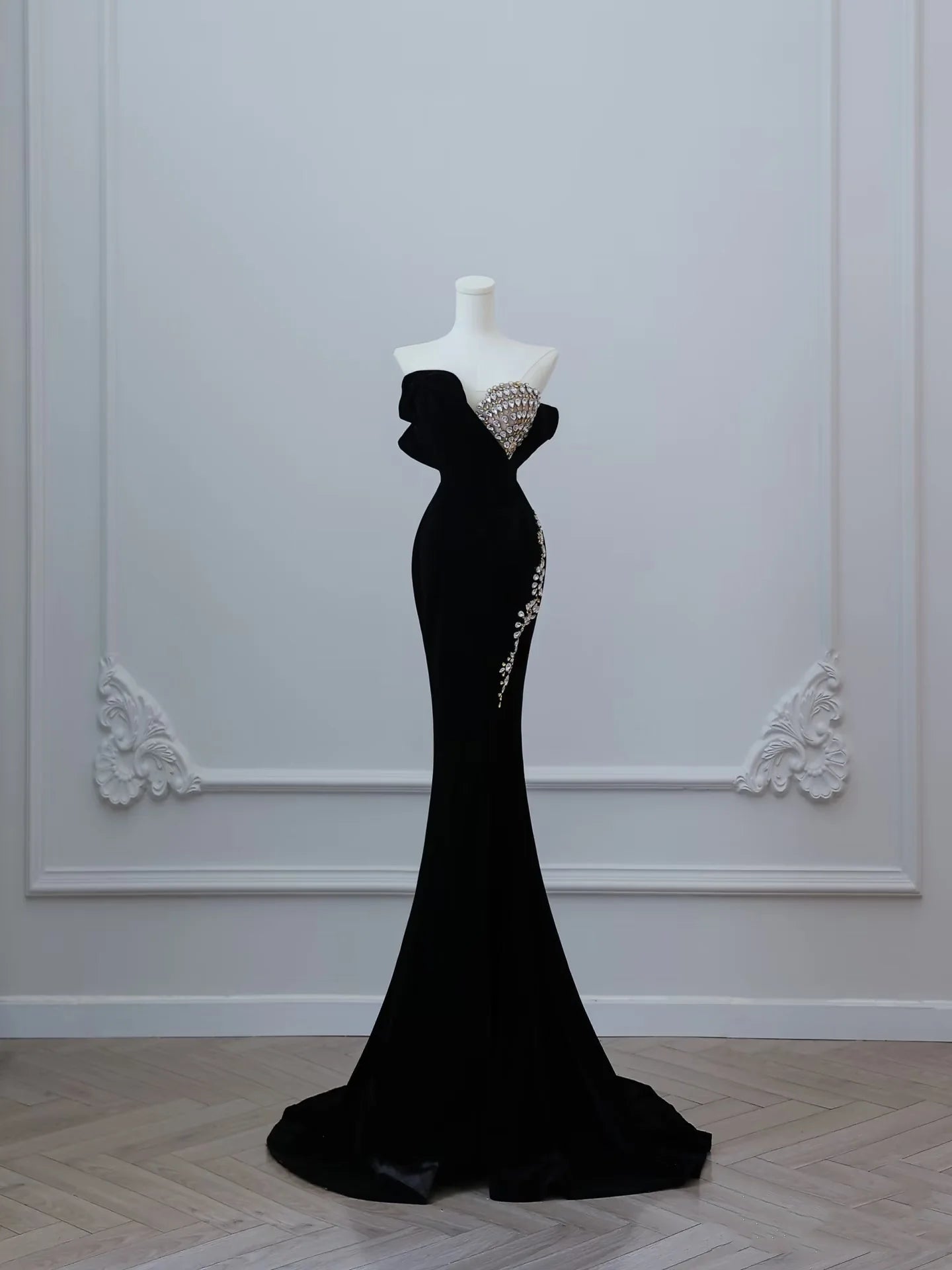 Luxurious Mermaid Strapless Beaded Black Velvet Long Evening Dresses